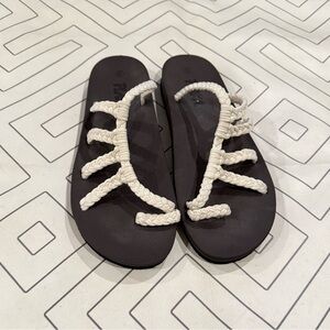 Plaka Relief Flip Flops